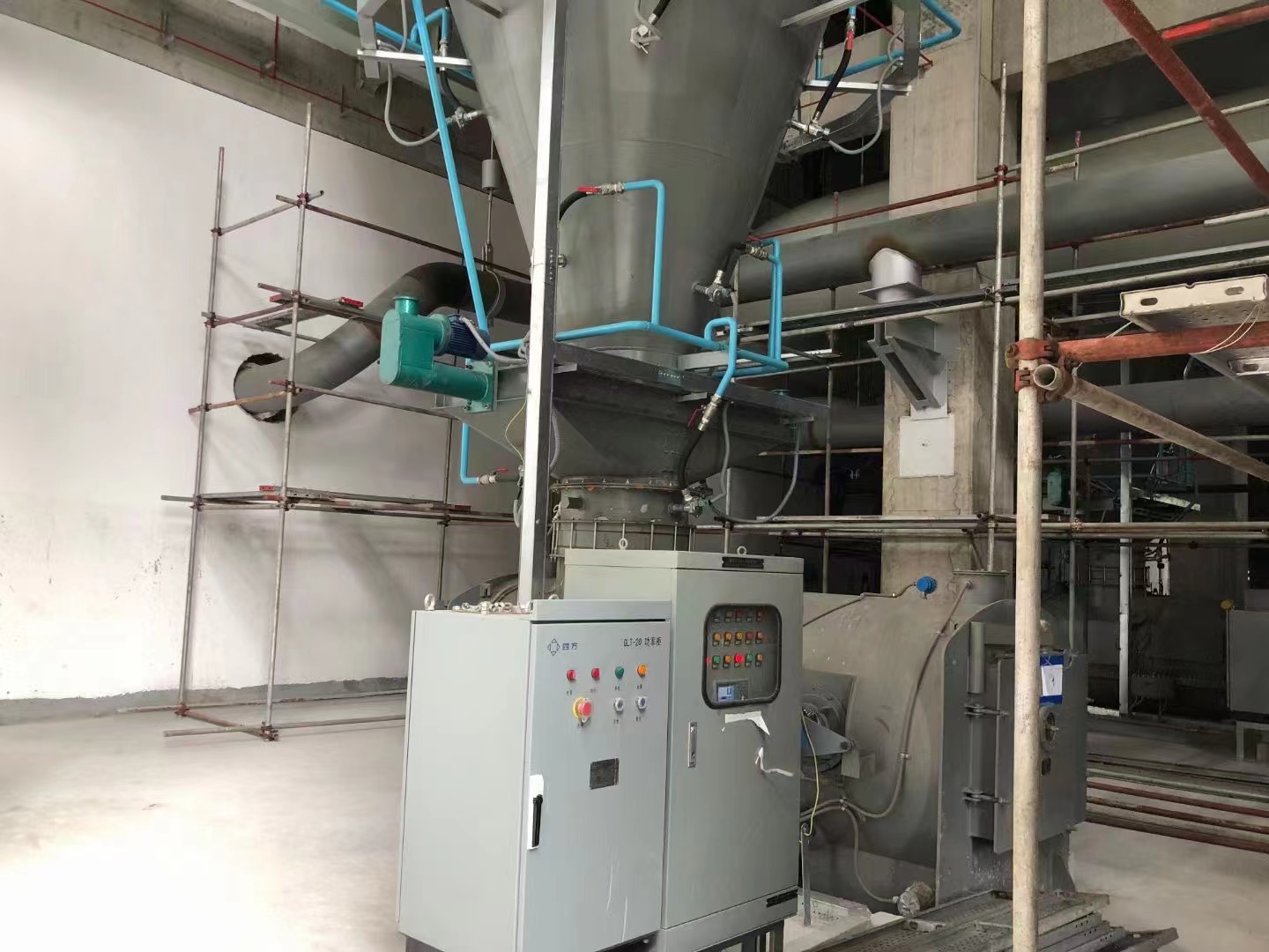 工业料仓堵塞问题及全自动智能清堵机的解决方案